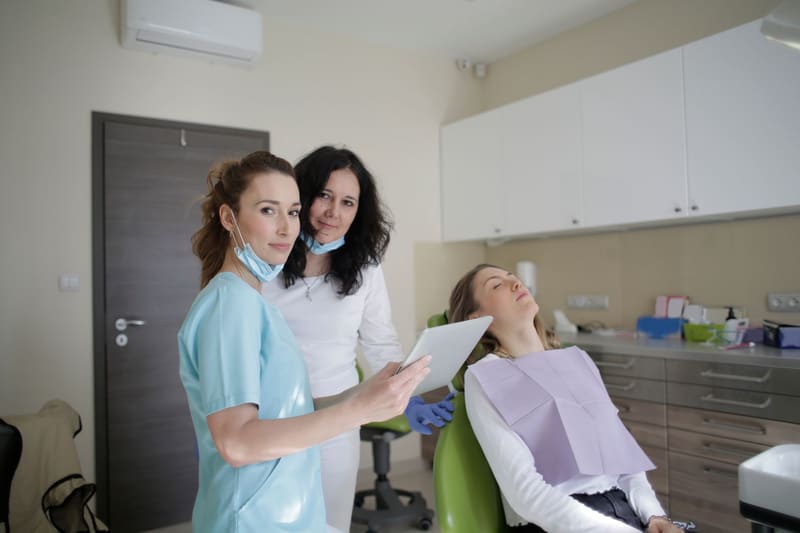 Equipo de una clínica dental con una paciente