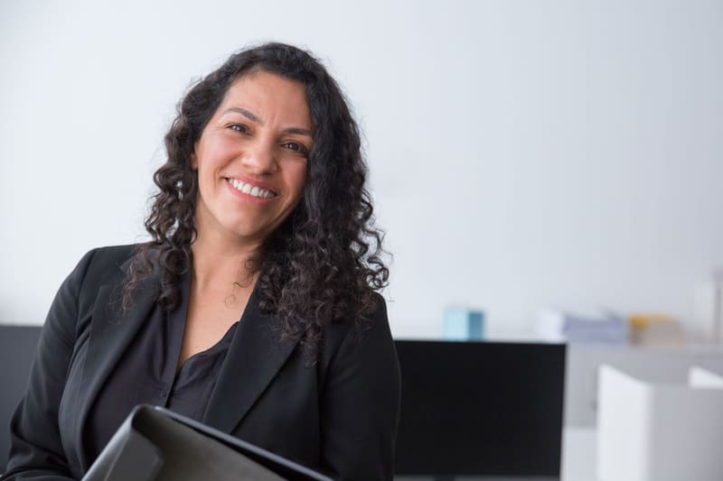 Profesional sonriente en una oficina