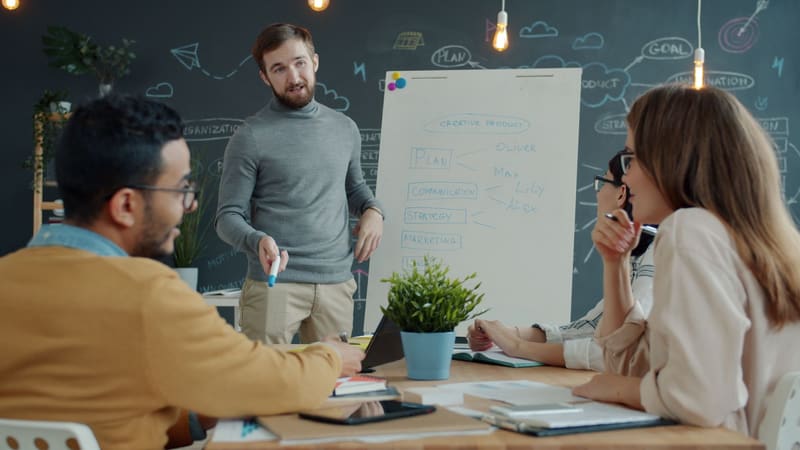 Equipo de una agencia de marketing digital en una reunión de estrategia