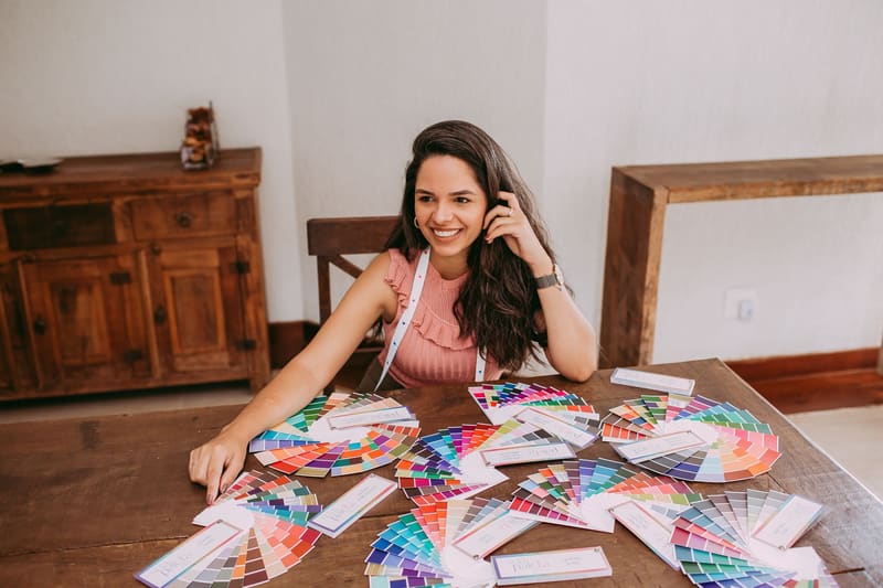 Diseñadora eligiendo la paleta de colores del manual de marca de un negocio local