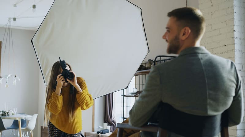 Fotógrafa haciendo una sesión de retrato a un profesional para su marca personal en LinkedIn y en su ficha de Google