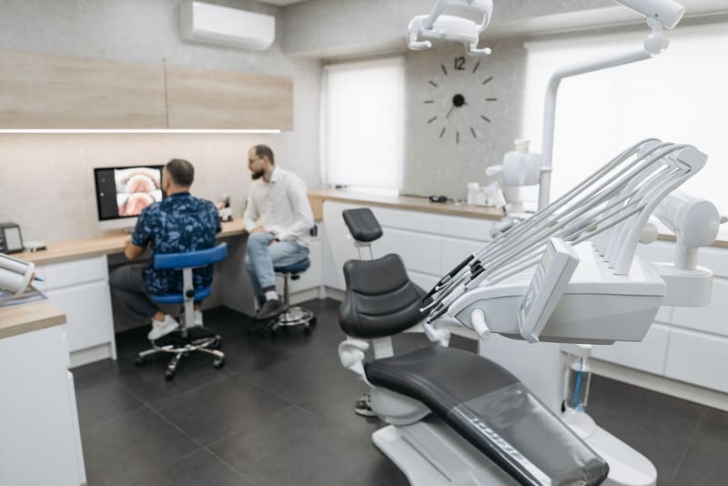 Equipo de una clínica dental revisando radiografías en el gabinete, ejemplo de marketing para clínicas dentales