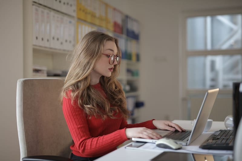 Dueña de un negocio revisando el posicionamiento de su web en Google