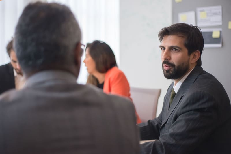 Reunión de consultoría de marketing con un cliente