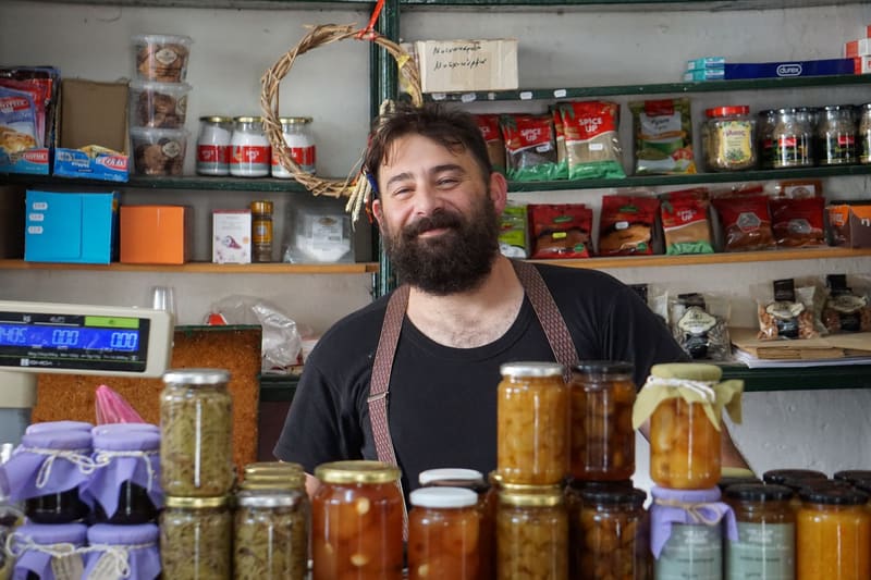 Tendero de un comercio local de conservas detrás del mostrador
