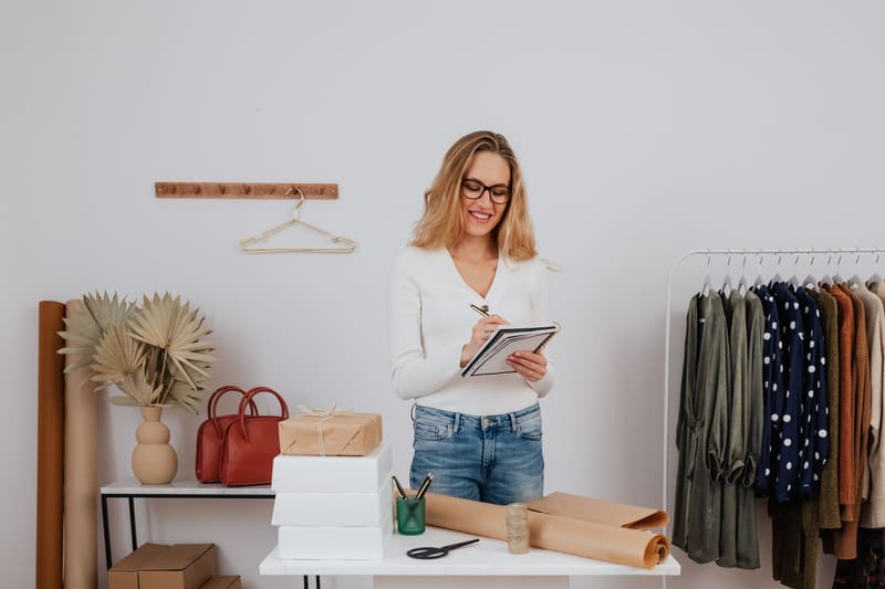 Responsable de una boutique preparando pedidos de su tienda online