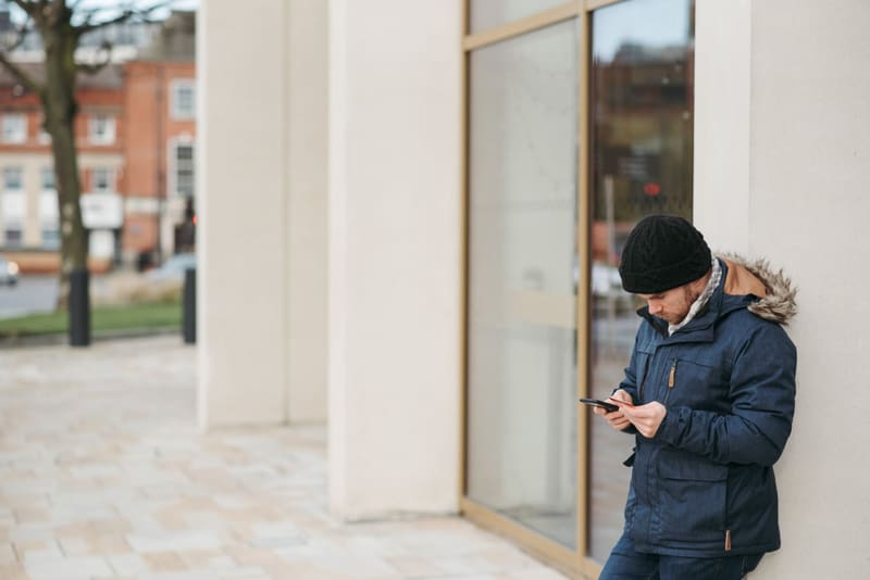 Cliente consulta desde el móvil en la calle la web de un negocio y comprueba su velocidad de carga